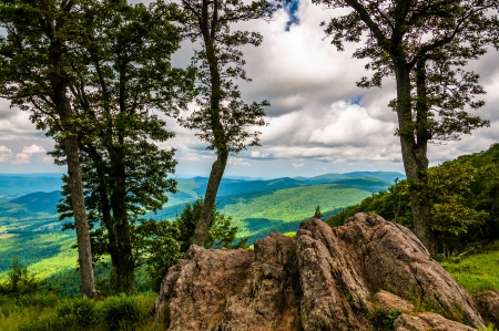 Boulders, trees, and view of the Blue Ridge at an overlook on Skyline Drive in Shenandoah National Park, Virginia.の写真素材