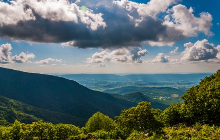 The Shenandoah Valley seen from an overlook on Skyline Drive in Shenandoah National Park, Virginia.の写真素材