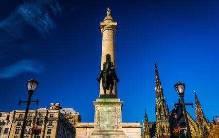 Statue and the Washington Monument in Mount Vernon, Baltimore, Maryland.の写真素材
