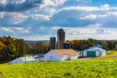 Barn and silos on a farm in rural York County, Pennsylvania.のeditorial素材