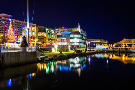 Buildings along the Potomac River waterfront at night, in National Harbor, Maryland.のeditorial素材