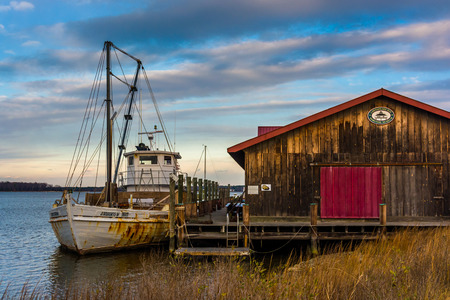 Boat and old building on the shore of the Chesapeake Bay, in St. Michael's, Maryland.のeditorial素材