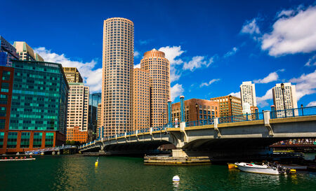 Bridge and the skyline in Boston, Massachusetts.のeditorial素材