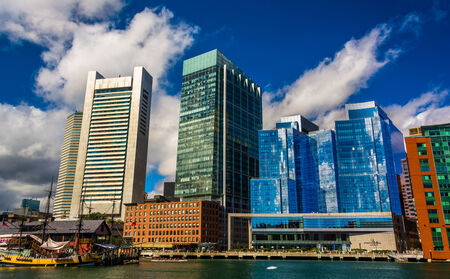 The Boston skyline, seen from across Fort Point Channel のeditorial素材