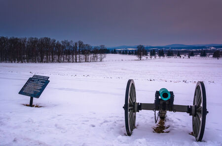 Cannon in a snow-covered field in Gettysburg, Pennsylvania.のeditorial素材