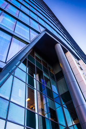 Looking up at the WSFS Bank building in downtown Wilmington, Delaware.のeditorial素材