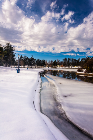 Snow and ice on Kiwanis Lake, in York, Pennsylvania.の写真素材