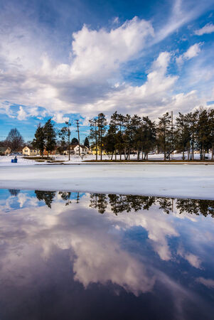Winter reflections at Kiwanis Lake, in York, Pennsylvania.の写真素材