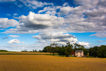Farm fields and house in rural York County, Pennsylvania.のeditorial素材