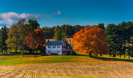 House and autumn colors in rural York County, Pennsylvania.のeditorial素材