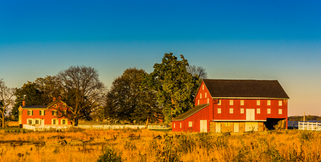 Red barn and house in Gettysburg, Pennsylvania.のeditorial素材