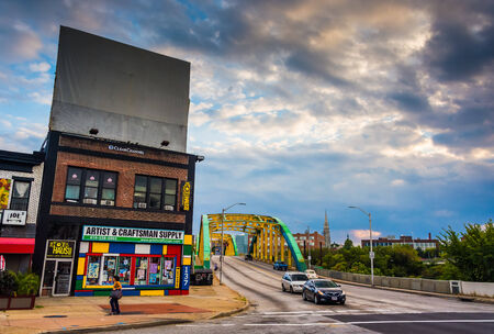 Shops and traffic on the Howard Street Bridge in Baltimore, Maryland.のeditorial素材
