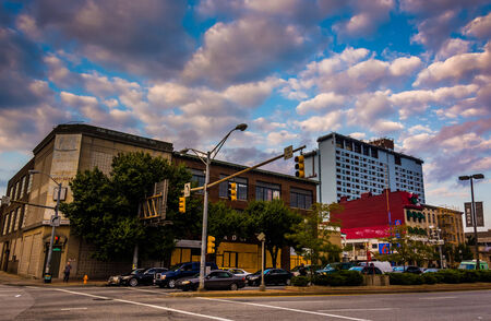 Traffic and buildings along North Avenue in Baltimore, Maryland.のeditorial素材