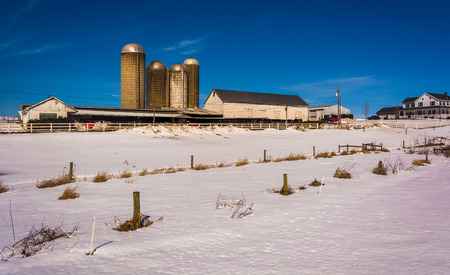 Winter view of a farm in rural Lancaster County, Pennsylvania.のeditorial素材