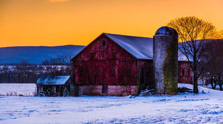 Winter sunset over a barn in rural Frederick County, Maryland.のeditorial素材