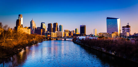 Evening light on the skyline and Schuylkill River in Philadelphia, Pennsylvania.のeditorial素材
