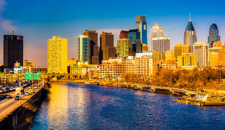The Philadelphia skyline and Schuylkill River seen from the South Street Bridge in Philadelphia, Pennsylvania.のeditorial素材