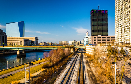 View of railroad tracks along the Schuylkill River in Philadelphia, Pennsylvania.のeditorial素材