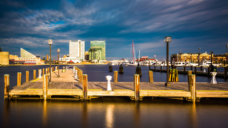 Long exposure of a pier and the Inner Harbor in Baltimore, Maryland.のeditorial素材