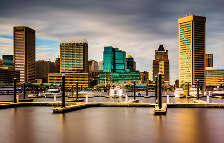 Long exposure of docks and the skyline at the Inner Harbor, Baltimore, Maryland.のeditorial素材
