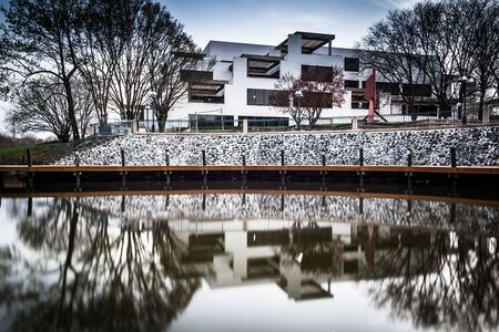 Long exposure of a building along the shore of Lake Kittamaqundi, in Columbia, Maryland.のeditorial素材