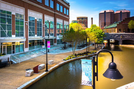 Buildings and the canal in Richmond, Virginia.のeditorial素材