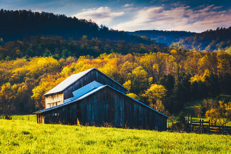 Old barn and spring colors in the Shenandoah Valley, Virginia.の写真素材