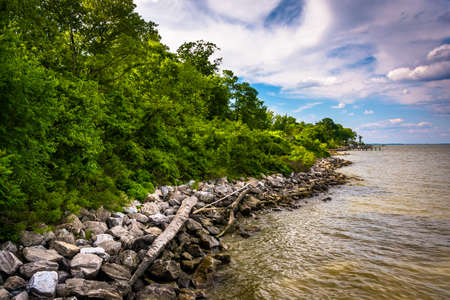 The shore of the Chesapeake Bay at Downs Park, in Pasadena, Maryland.の写真素材