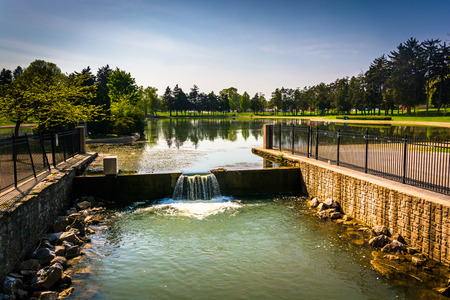The spillway at Kiwanis Lake in York, Pennsylvania.の写真素材