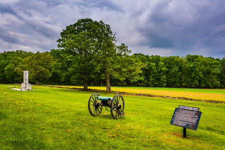 Cannon and sign in a field in Gettysburg, Pennsylvania.のeditorial素材