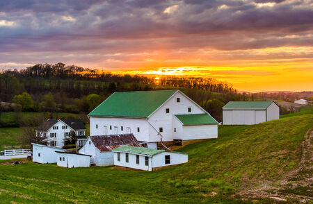 Sunset over a barn and farm fields in rural York County, Pennsylvania.のeditorial素材