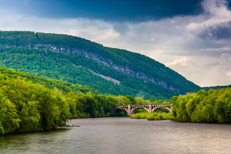 Mount Minsi and the Delaware River seen from from a pedestrian bridge in Portland, Pennsylvania.の写真素材