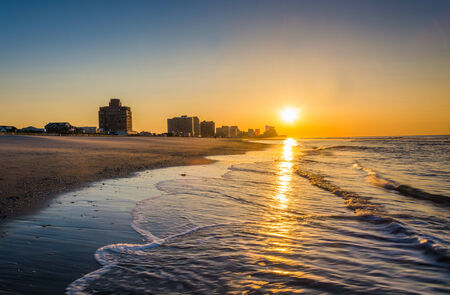 Sunrise over the Atlantic Ocean at Ventnor Beach, New Jersey.の写真素材