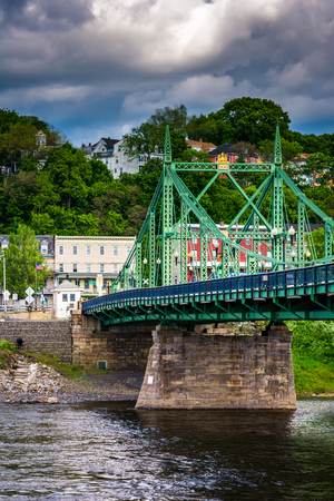 The Northampton Street Bridge over the Delaware River in Easton, Pennsylvania.の写真素材