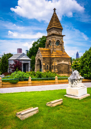 Graves and a mausoleum at Oakland Cemetary in Atlanta, Georgia.のeditorial素材
