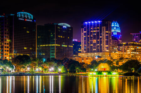 The skyline and a fountain in Lake Eola at night, in Orlando, Florida.のeditorial素材