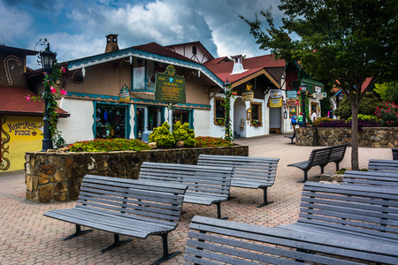 Benches and shops in Helen, Georgia.のeditorial素材