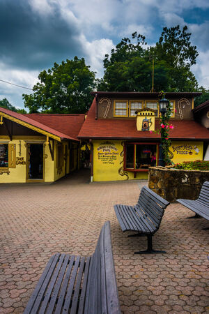 Benches and shops in Helen, Georgia.のeditorial素材