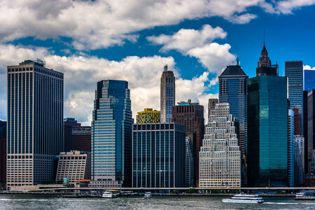 View of the Manhattan skyline from Brooklyn Heights, New York.のeditorial素材