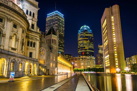 Reflecting pool and skyscrapers at night, seen at Christian Science Plaza in Boston, Massachusetts.のeditorial素材