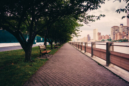 Walkway along the East River on Roosevelt Island, New York.の写真素材