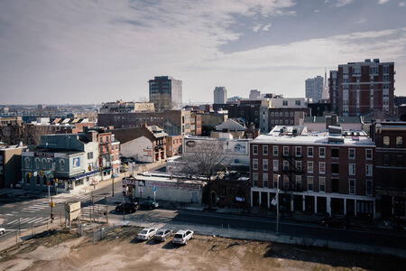 Old buildings and an empty lot, seen from the Ben Franklin Bridge Walkway in Philadelphia, Pennsylvania.のeditorial素材