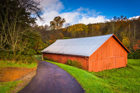 Red barn along the Blue Ridge Parkway near Blowing Rock, North Carolina.のeditorial素材