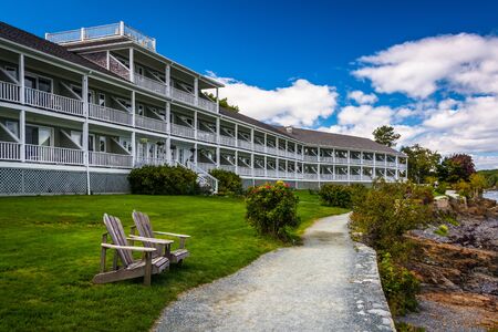 Waterfront path and hotel in Bar Harbor, Maine.のeditorial素材