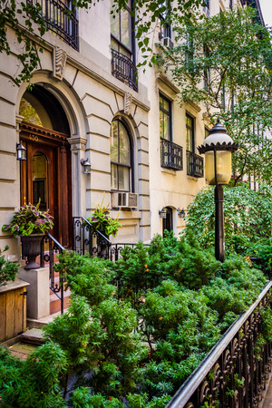 Gardens and townhouses along 23rd Street in Chelsea, Manhattan, New York.のeditorial素材