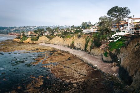 House on cliffs along the Pacific Ocean in La Jolla, California.の写真素材
