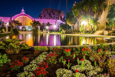 The Botanical Building and Lily Pond at night, in Balboa Park, San Diego, California.のeditorial素材
