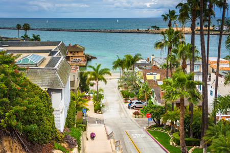 View of Fernleaf Avenue in Corona del Mar, California.のeditorial素材