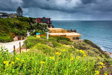 View of houses and the Pacific Ocean from Inspiration Point in Corona del Mar, California.のeditorial素材