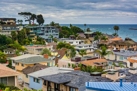 View of houses and the Pacific Ocean in Corona del Mar, California.のeditorial素材